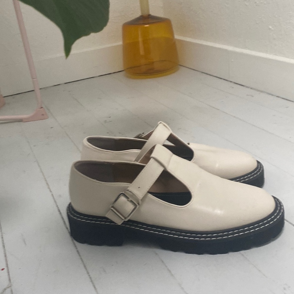 Soft Cream Very Very mary-James with black sole and cream stitching from Peche✨